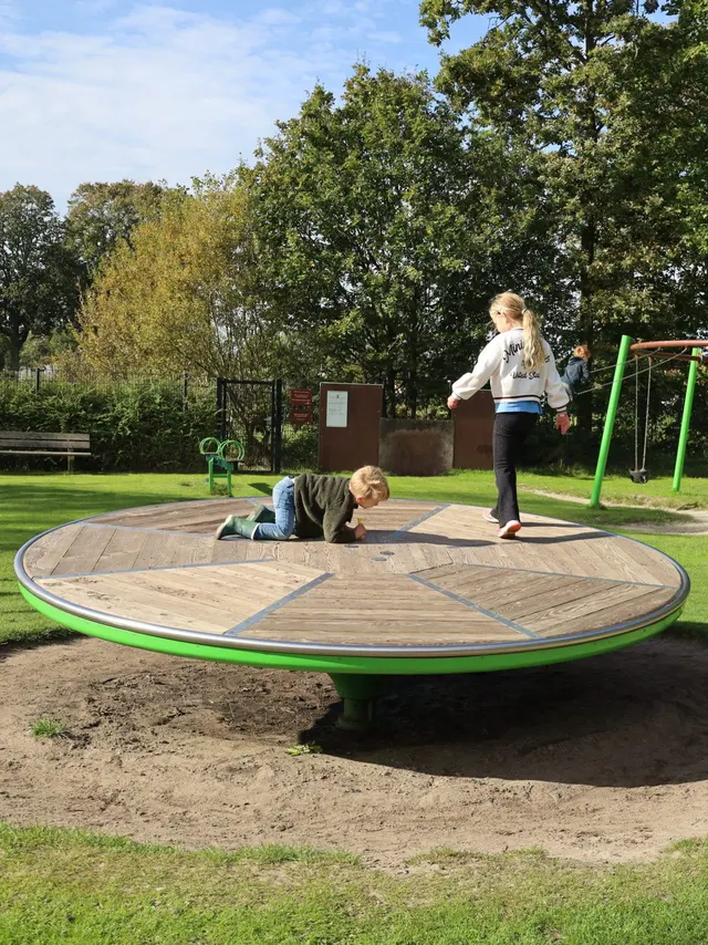 Kinderen spelen buiten in Speeltuin Burcht ter Cleeff