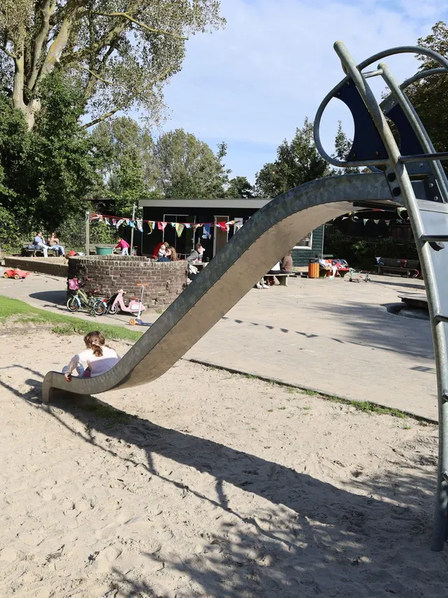 Gezinnen genieten van de speeltuin