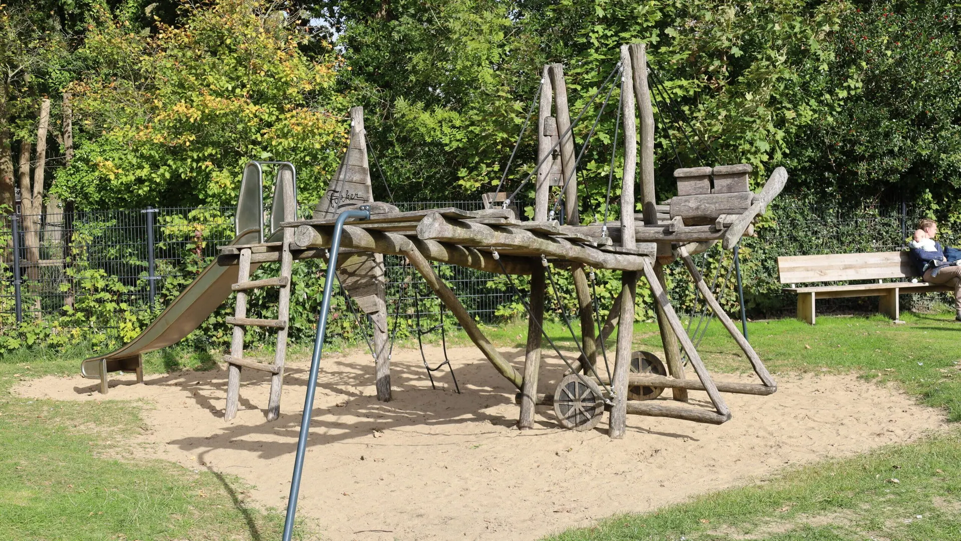 Kind op de schommel in Speeltuin Burcht ter Cleeff